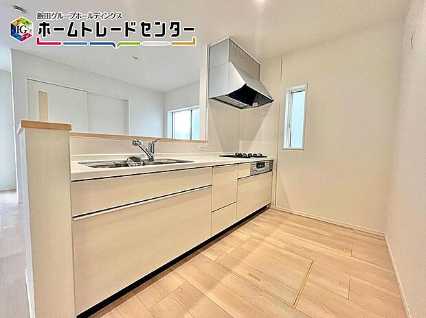 オープンカウンターの対面キッチンは、家事をしがらでも１日の出来事を家族とお話できるのもメリットで人気の間取りの一つです。