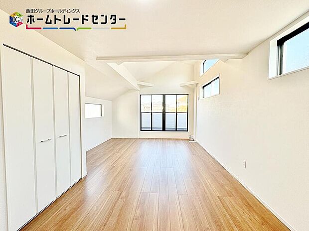 キッチンからみる、リビングの写真になります。対面式でリビング全体を見渡すことができ、キッチンで作業をしながらコミュニケーションも取れます♪