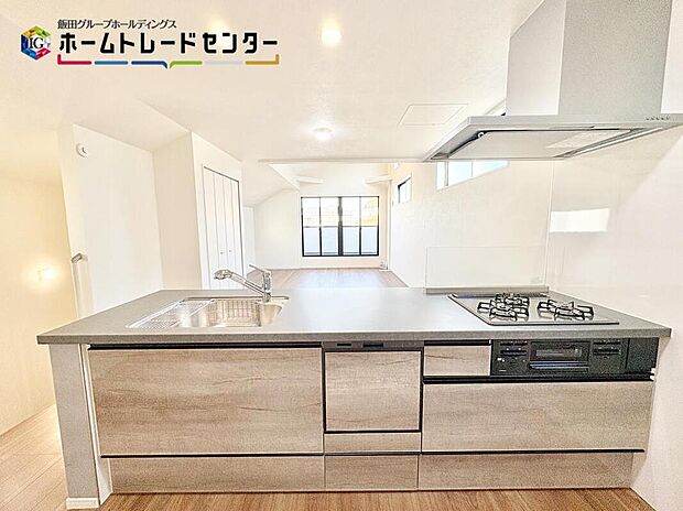 オープンカウンターの対面キッチンは、家事をしがらでも１日の出来事を家族とお話できるのもメリットで人気の間取りの一つです。