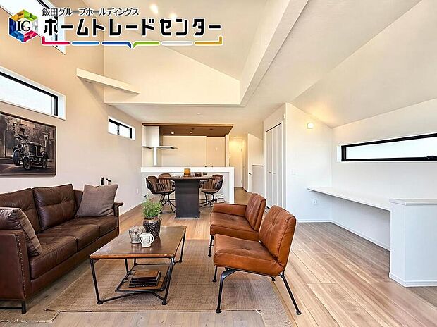 バーチャルにて家具を配置。オープンカウンターの対面キッチンは、LDK全体を見渡すことが出来ます♪1号棟は２階にＬＤＫがあり外部からの目線も気になりません♪