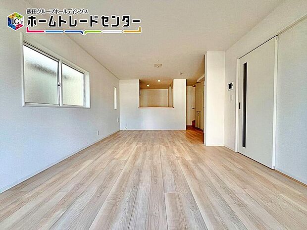 対面キッチン採用のリビングは家族が一つになれる空間となります。お料理をしながらリビング全体を見渡すことができるのでお子様が遊んだり、勉強していても一緒に空間を共有できます。