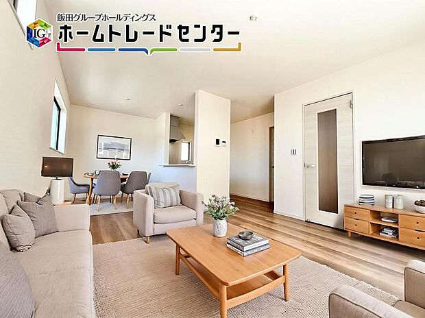 バーチャルにて家具を配置。対面キッチン採用のリビングは家族が一つになれる空間となります。お料理をしながらリビング全体を見渡すことができるのでお子様が遊んだり、勉強していても一緒に空間を共有できます。