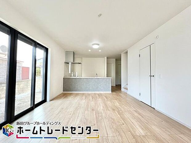 【LDK】
大きな窓を配置したリビングは家族の集まる空間なので、明るさは大切です。ストレスなく家具が配置できることも広さがあるポイントの一つです。