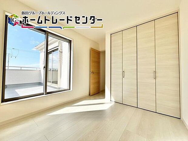 バルコニーが洋室内にあり、お子様も日中には気持ちよくお昼寝ができますね。