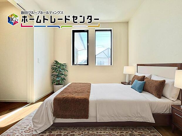 【バーチャルいにて家具配置♪】
充分な広さの収納を備え、採光良好な洋室は、快適空間。プライベートの時間もゆったりお寛ぎ頂けそうです。