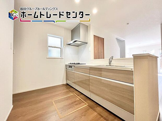 人気の対面キッチンは吊戸棚をなくして解放感を重視しました。リビングを見渡すことができて小さなお子様がいても安心ですよ。