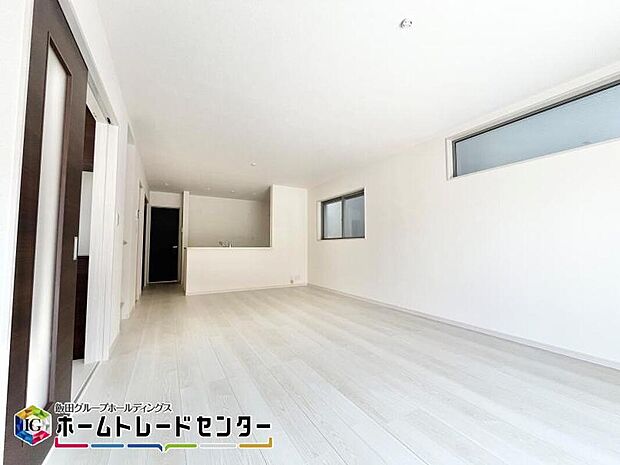 【リビング】
縦長で奥行のあるリビングは家具の配置もゆとりをもつことができます。憧れのソファを配置してくださいね。