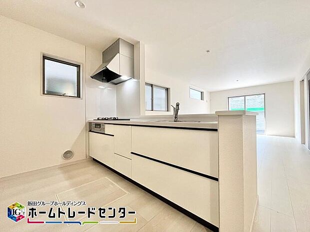 【キッチン】
収納力が豊富な大型スライド収納で大きなお鍋も出し入れラクラク♪食洗器を後付けすることも可能♪