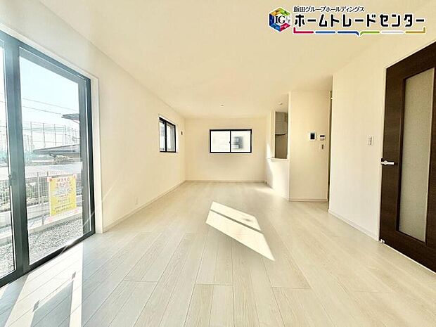 【2号棟LDK】
対面キッチン採用のリビングは家族が一つになれる空間となります。お料理をしながらリビング全体を見渡すことができるのでお子様が遊んだり、勉強していても一緒に空間を共有できます。