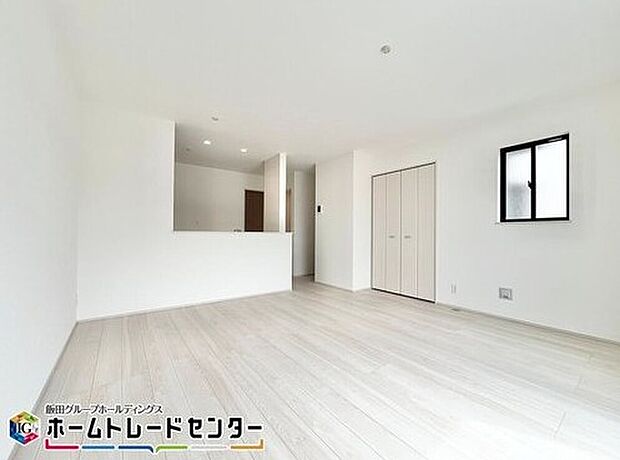 【リビング】
対面キッチン採用のリビングは家族が一つになれる空間となります。お料理をしながらリビング全体を見渡すことができるのでお子様が遊んだり、勉強していても一緒に空間を共有できます。