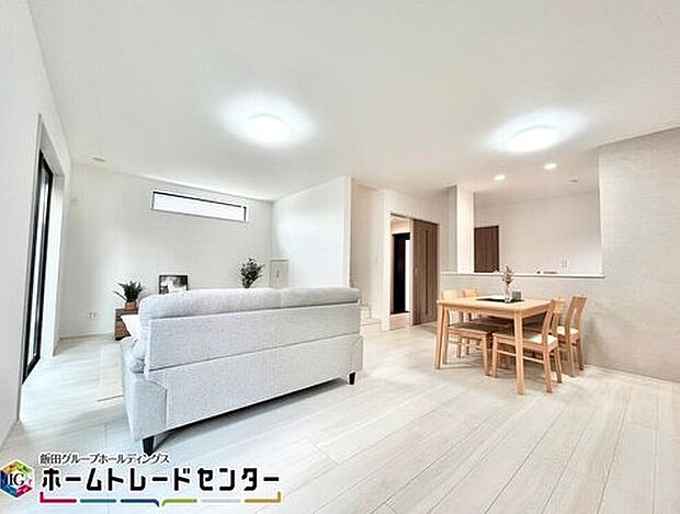 【リビング】B号棟
帰宅時・外出時の自然なコミュニケーションを育むリビングイン階段を採用。家族が必ず顔を合わせて欲しい。そんな思いをこめています。