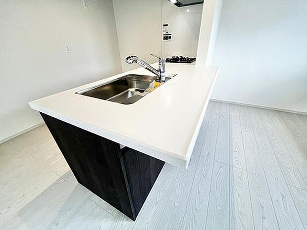 【ペニンシュラキッチン】ダイニングとリビングを見渡せるのでご家族とコミュニケーションがとりやすく、開放的です♪

