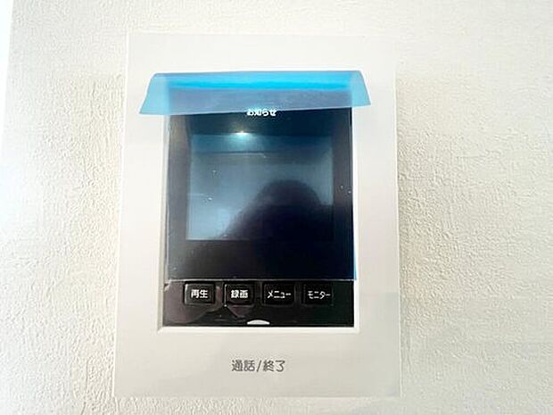 【TVモニター付インターホン】訪問者を画像と音声で確認できる、防犯性に優れた安心のシステム。スッキリとしたデザインで、誰でも簡単に操作していただけます。

