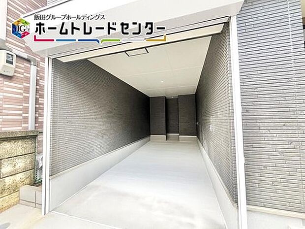 【駐車場】台風の季節も大切な車を守ることができます。車庫後ろに物入スペースを設置♪

