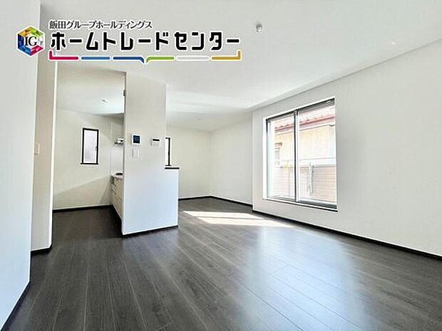 【リビング】2階LDKは階段が通り、生活の動線が集まる場所となります。バルコニーに面した開放的なリビングになり、2階なので外を気にせずくつろげますね。

