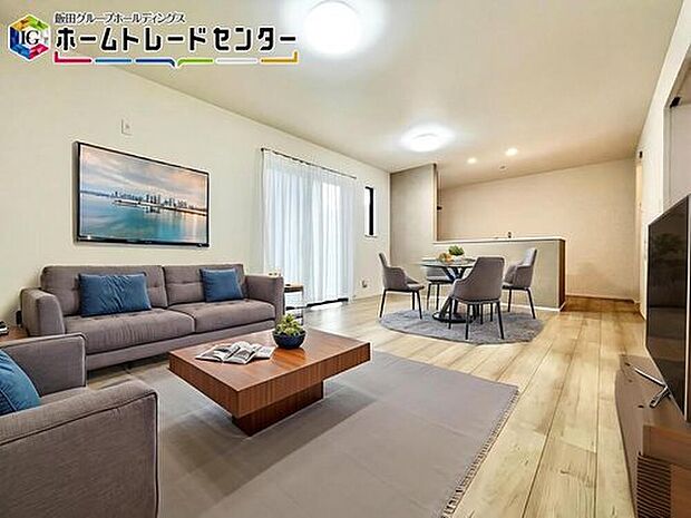 【リビング】【バーチャルにて家具配置♪】
縦長で奥行のあるリビングは家具の配置もゆとりをもつことができます。憧れのソファを配置してくださいね。