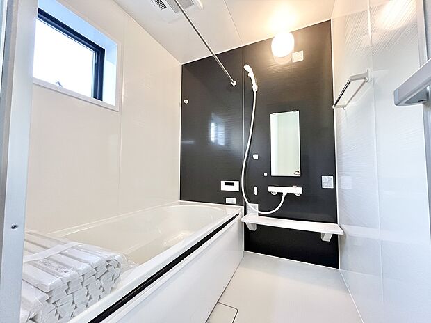 【バスルーム】【浴室】
一日の疲れを癒してくれるバスルームはゆったりと浴槽に入り半身浴をしながら読書を楽しんだりお子様と一緒に入浴したりと寛げる空間です。お気に入りの入浴剤を使用してラックス空間♪