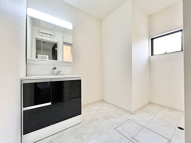 【洗面】【洗面台・洗面所】
毎日使うものだから清潔な空間を保ちたい水回り。洗面化粧台にはそんな願いを解消させてくれる収納アイデアが満載です。