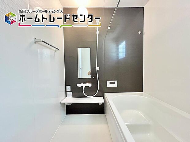 【浴室】一日の疲れを癒してくれるバスルームはゆったりと浴槽に入り半身浴をしながら読書を楽しんだりお子様と一緒に入浴したりと寛げる空間です。お気に入りの入浴剤を使用してリラックス空間♪