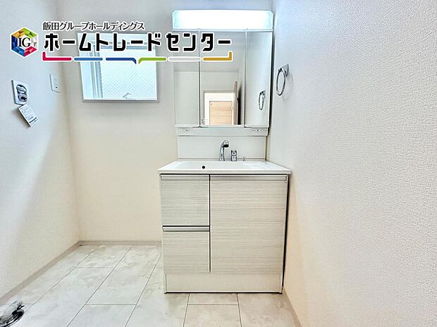 【洗面台・洗面所】毎日使うものだから清潔な空間を保ちたい水回り。洗面化粧台にはそんな願いを解消させてくれる収納アイデアが満載です。三面鏡の裏側にはキャビネットが現れ小物から背の高い物まで収納できます。