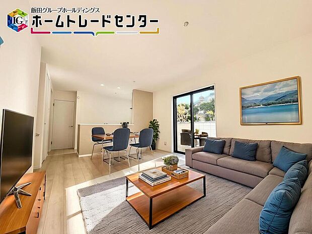 【リビング】【バーチャルで家具配置】
B号棟のLDKは約１７帖。南側の里道から明るい光が入り電気要らず♪電気代の節約にもなります♪