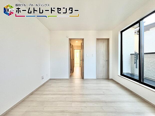 【リビング以外の居室】居室のサッシにはペアガラスを採用、高い断熱性による省エネと結露対策に有効です。室内を快適な空間に代えてくれます。現地の通風や採光も実際にご確認下さいませ。