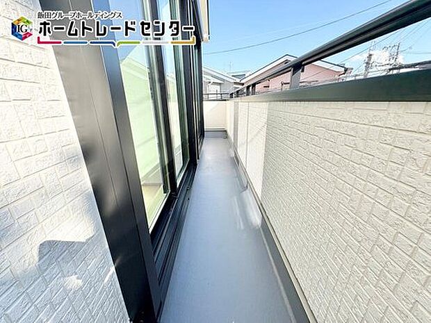 【バルコニー】ワイドバルコニー設置で、家族のお布団もたくさん干すことが可能。これで一日の最後は安眠ですね。