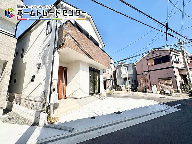 【現地外観写真】切り返しやすい間口になっておりますので、油断しやすい仕事帰りや、買い物帰りの駐車事故はこれで防げますね。