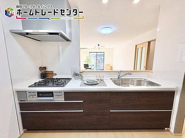 【キッチン】オープンカウンターの対面キッチンは、家事をしがらでも１日の出来事を家族とお話できるのもメリットで人気の間取りの一つです。