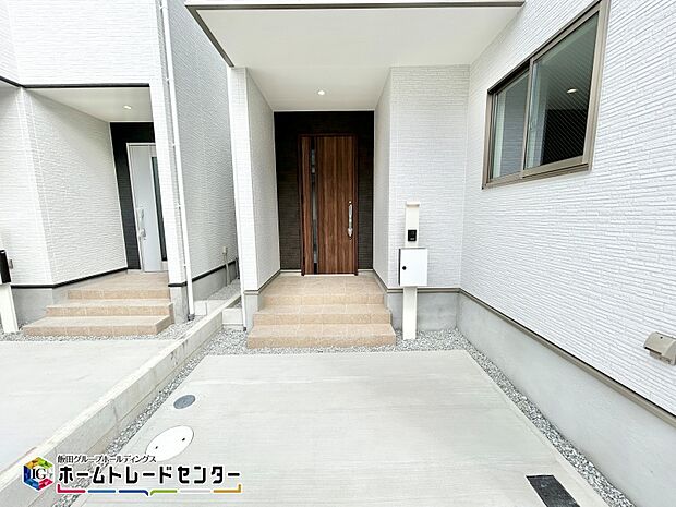 【玄関廻り】【玄関廻り】
ゆとりのスペースがあり不在時の置き配などにもしっかり屋根があり安心ですよね！