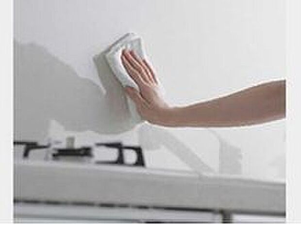 【キッチンパネル】ガスコンロ前の壁には、熱に強く、サッと拭き取るだけで簡単に油汚れを落とすことができるキッチンパネルを採用しています。簡単な手入れでキレイが続くのはうれしいですね（同仕様）
