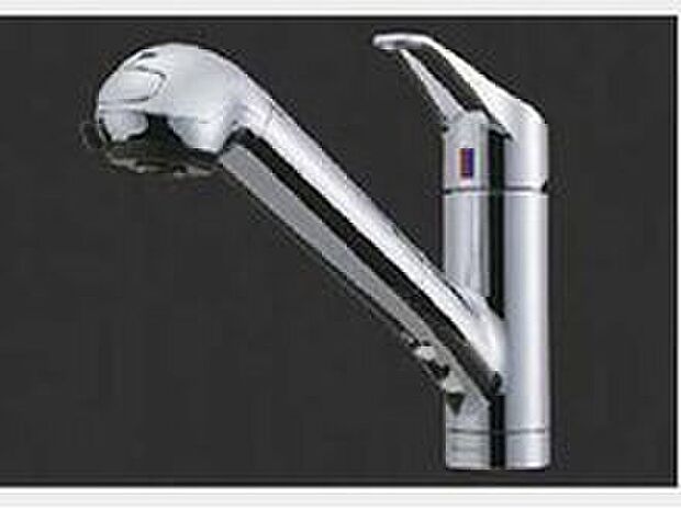 【浄水器内蔵型ハンドシャワー】キッチンの水栓は、いつでも美味しい水が飲める浄水器内蔵型。シングルレバーで、吐水・止水も温水の温度調整も簡単です。また、シンクの隅々までラクに流すことができるシャワー機能も装備しています（同仕様）

