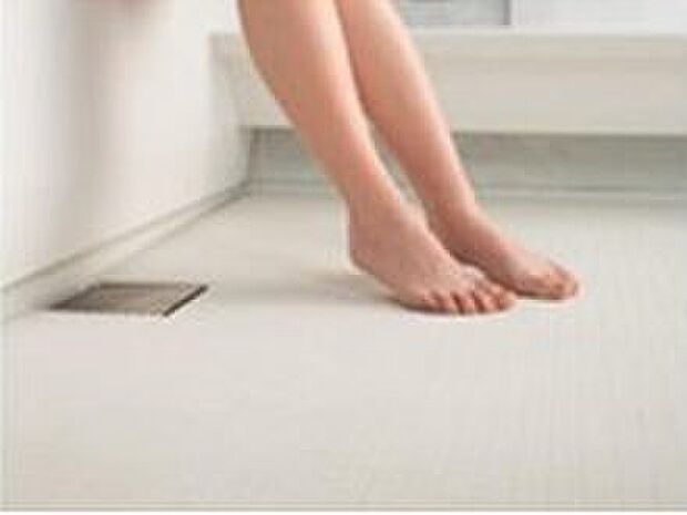 【クリーン床】浴室の床には乾きが速く、滑りにくいクリーン床を採用しています（同仕様）

