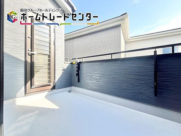 【バルコニー】南面バルコニーで日当たり良好♪奥行もあり洗濯もの干しもノンストレスです♪

