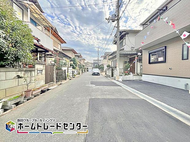 【前面道路含む現地写真】道路幅は約５．７ｍあるので、運転が苦手な方でも楽々駐車できます♪電柱から建物まで距離があるのは、防犯面でも良いポイントです。