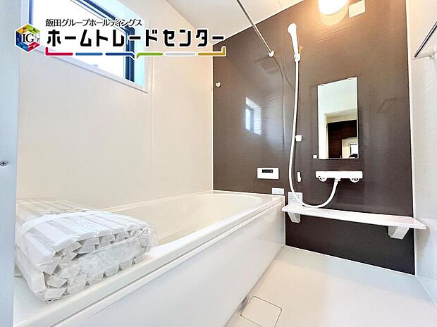 【浴室】一日の疲れを癒してくれるバスルームはゆったりと浴槽に入り半身浴をしながら読書を楽しんだりお子様と一緒に入浴したりと寛げる空間です。お気に入りの入浴剤を使用してリラックス空間♪