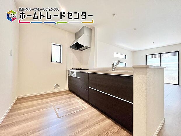 【キッチン】人気の対面キッチンは吊戸棚をなくして解放感を重視しました。リビングを見渡すことができて小さなお子様がいても安心ですよ。