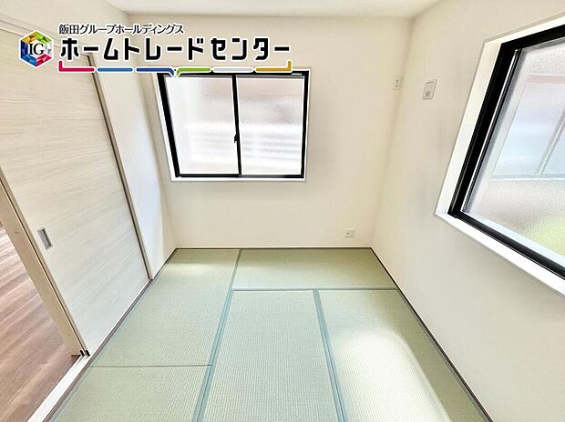 【リビング以外の居室】1部屋はあったら嬉しい畳スペース。赤ちゃんを寝かせたり、ご両親さんのお泊り部屋だったりジャングルジムを置いたりと用途は多数♪