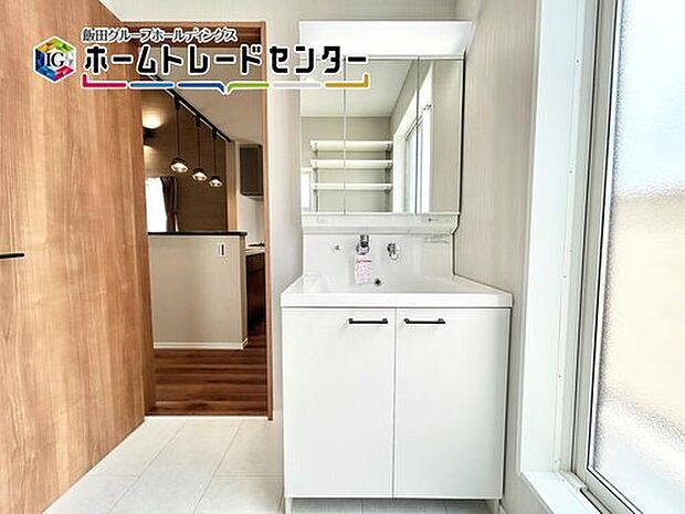 【洗面台・洗面所】明るく清潔感溢れるサニタリースペース。毎日使う場所だからこそ、快適な空間となっております。