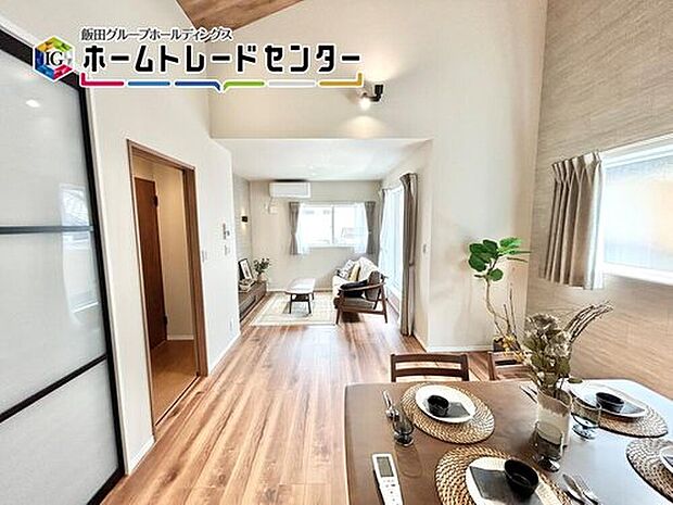 【リビング】2階LDKは生活の動線が集まる場所となります。バルコニーに面した開放的なリビングになり、2階なので外を気にせずくつろげますね。