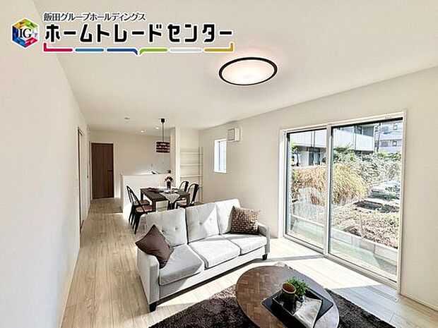 【リビング】対面キッチン採用のリビングは家族が一つになれる空間となります。お料理をしながらリビング全体を見渡すことができるのでお子様が遊んだり、勉強していても一緒に空間を共有できます。