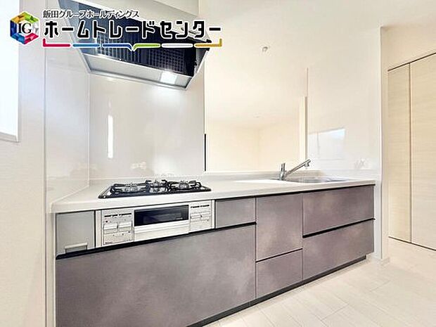 【キッチン】スライド収納のキッチンは大きなお鍋も大仕入れラクラク♪オプションで食洗器なども設置可能です！