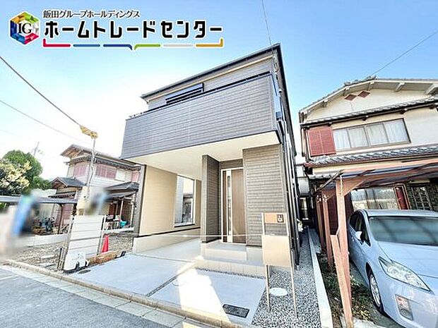 【現地外観写真】前面道路は約４．７ｍで安心の広さを確保♪
外観の配色も飽きのこないデザインで長きに渡りお住まいできますね！