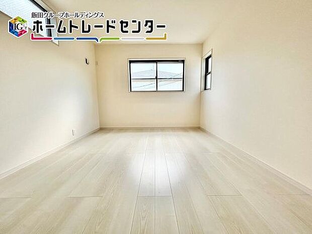 【 リビング以外の居室】白を基調とした居室。明るめのフローリングですので、壁紙ともマッチし、お部屋を更に広く見せてくれる効果も。