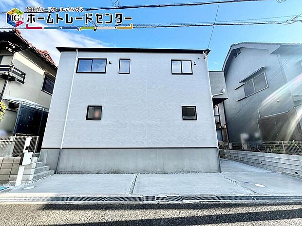 【現地外観写真】間口の広いおうちなので、重厚感があります♪室内は随時ご見学可能！お気軽にお問合せくださいね！