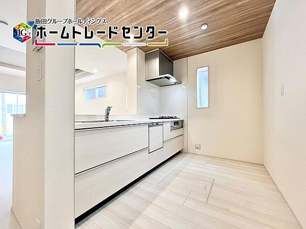 【キッチン】人気の対面キッチンは吊戸棚をなくして解放感を重視しました。リビングを見渡すことができて小さなお子様がいても安心ですよ。