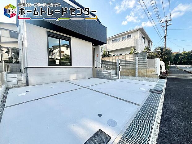 【現地外観写真】２台駐車可能なカースペースは、友達が来た時に誇らしげに停めてもらえる広さを確保。車だけでなく自転車や大型バイクも♪