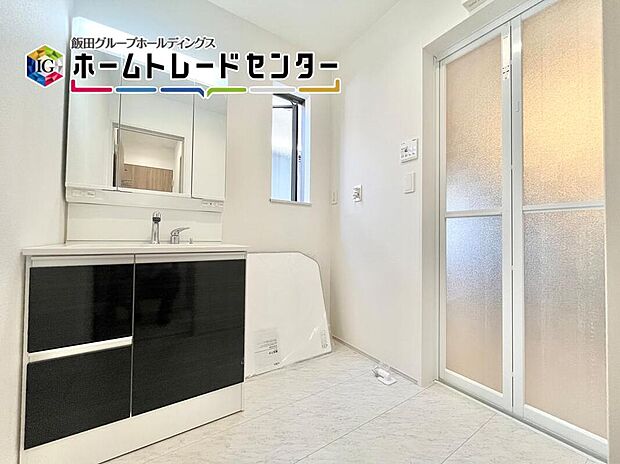 【洗面台・洗面所】毎日使うものだから清潔な空間を保ちたい水回り。洗面化粧台にはそんな願いを解消させてくれる収納アイデアが満載です。三面鏡の裏側にはキャビネットが現れ小物から背の高い物まで収納できます。