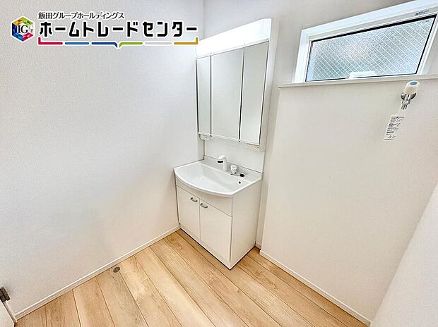 【洗面台・洗面所】毎日使うものだから清潔な空間を保ちたい水回り。洗面化粧台にはそんな願いを解消させてくれる収納アイデアが満載です。三面鏡の裏側にはキャビネットが現れ小物から背の高い物まで収納できます。