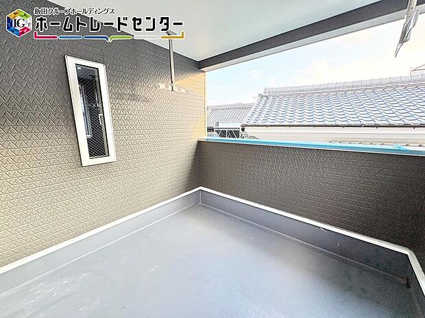 【バルコニー】バルコニーは洗濯物を干すだけのスペースではありません！広々としたバルコニーならシーツなど大きな洗濯物も干せます